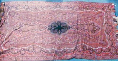 une image représentant un morceau de tissu sur lequel figure une croix