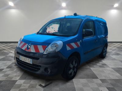 la photo d'une camionnette bleue garée dans une pièce