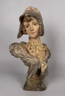 Sujet féminin en terre cuite polychrome et ruban textile ver…