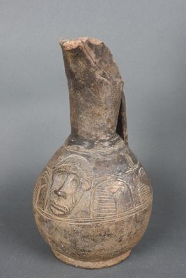 une image représentant un vase en argile orné d'un motif