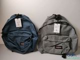 deux sacs à dos munis d'étiquettes, posés l'un à côté de l'autre