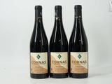 trois bouteilles de vin posées sur une table blanche