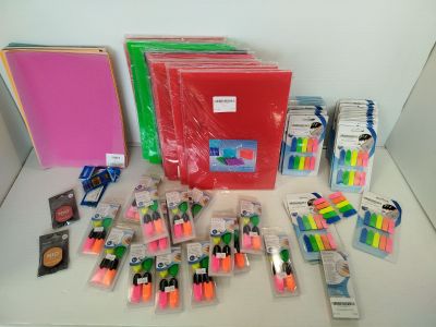 tout un tas de fournitures scolaires posées sur la table