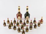 plusieurs bouteilles d'alcool sont alignées sur une surface blanche