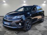 une Toyota RAV noire garée sur un sol à damier