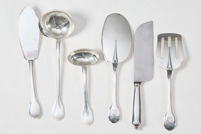 beaucoup de cuillères et de couteaux en argent sur la table
