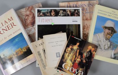 un grand nombre de livres posés sur une table