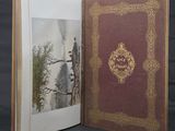un livre ouvert sur lequel figure l'image d'un paysage de montagne