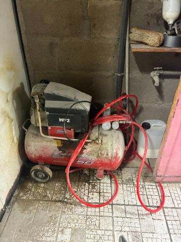 Petit compresseur FIAC cive 50 litres avec quatre soufflettes. Fr...