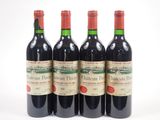trois bouteilles de vin posées les unes à côté des autres sur une surface blanche