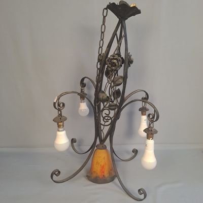 un lustre auquel sont attachées cinq lampes