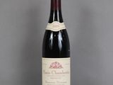 une bouteille de vin posée sur une table