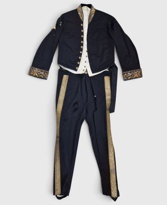 une photo d'un costume orné de galons dorés et d'une chemise blanche