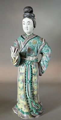 figurine chinoise représentant une femme en robe verte tenant un pot