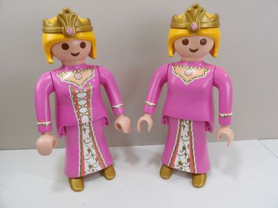 deux figurines représentant une femme et un homme vêtus de rose