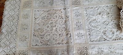 un gros plan sur une nappe ornée de dentelle
