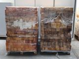 deux palettes de bois empilées l'une sur l'autre