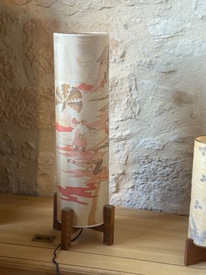 Lampe à abat jour peint, sur socle de bois, H 70