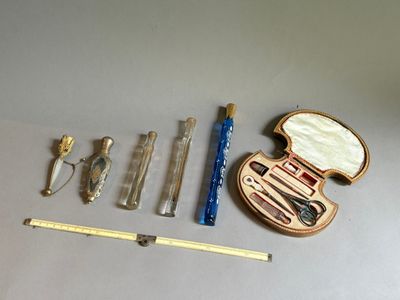 un grand nombre d'outils posés sur la table