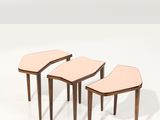un ensemble de trois petites tables avec des pieds en bois et un plateau en cuir rose