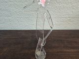 une figurine en verre transparent représentant un homme coiffé d'un chapeau