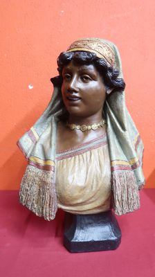 une statue représentant une femme portant un foulard sur la tête