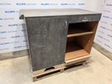 une armoire industrielle en acier et en bois dans un entrepôt