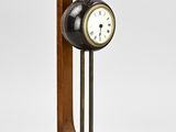 un support en bois sur lequel est posée une horloge, sur fond blanc