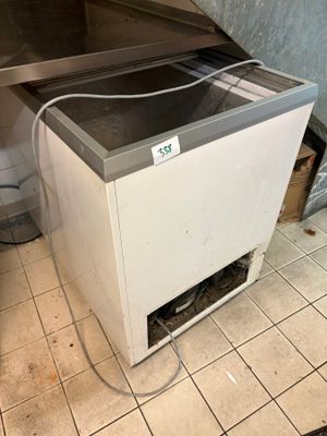 une photo d'un coin cuisine avec un évier et une cuisinière