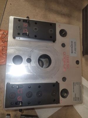 une enceinte posée sur une table