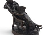 statue d'une femme assise sur une chaise, tenant un éventail