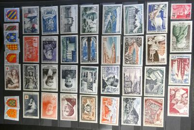 de nombreux timbres différents exposés dans une vitrine
