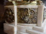 une statue représentant un homme surmontée d'une couronne
