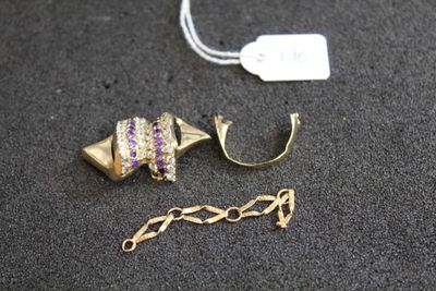 un gros plan d'un collier et d'une chaîne posés sur une table
