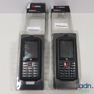 deux téléphones portables dans leur emballage, posés sur la table
