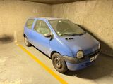 une petite voiture bleue garée dans un parking couvert
