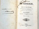 un livre écrit posé sur une table