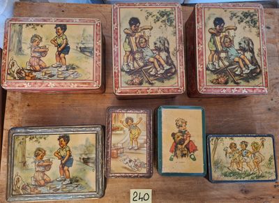 quatre boîtes ornées d'images d'enfants, posées sur une table