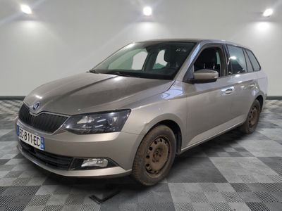 la photo d'une voiture argentée sur un sol en damier