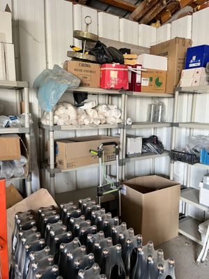 une pièce remplie d'une multitude de bouteilles et de boîtes