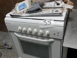 une cuisinière sur laquelle sont posés tout un tas d'objets