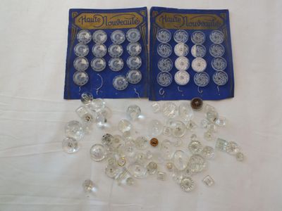 deux sachets de boutons et quelques perles posés sur une table