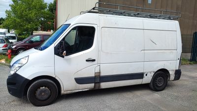 une camionnette blanche garée dans un parking