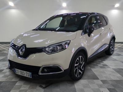 la voiture blanche est garée sur un sol en damier dans le garage