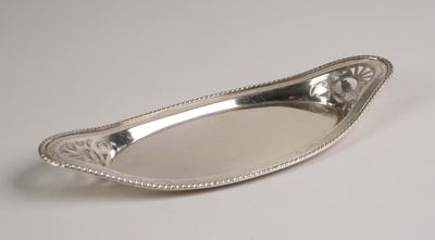une assiette ancienne en argent, ornée d'un motif décoratif sur le bord