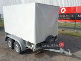 une remorque avec une bâche blanche à l'arrière