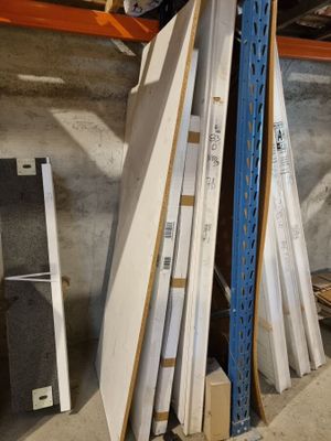 un homme qui se tient à côté d'un tas de bois
