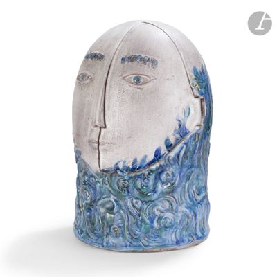 une sculpture en céramique représentant le visage d'un homme d'où jaillit une vague