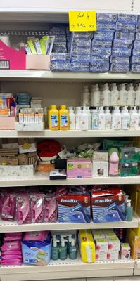 il y a beaucoup de produits d'entretien sur les rayons du magasin