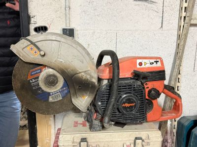 quelqu'un utilise une scie circulaire pour couper une pièce de bois
